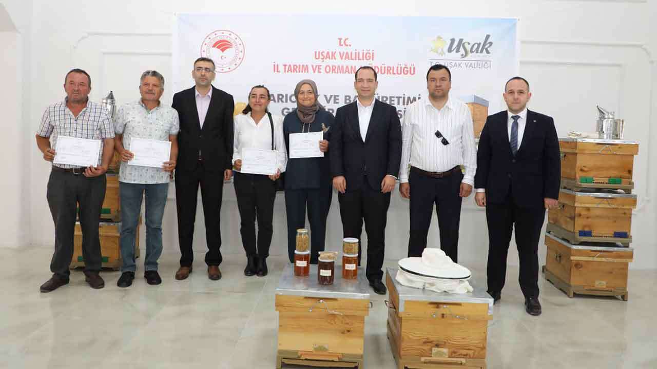 Uşak’ta 18 Arı Üreticisine Kovan ve Ekipman Dağıtıldı