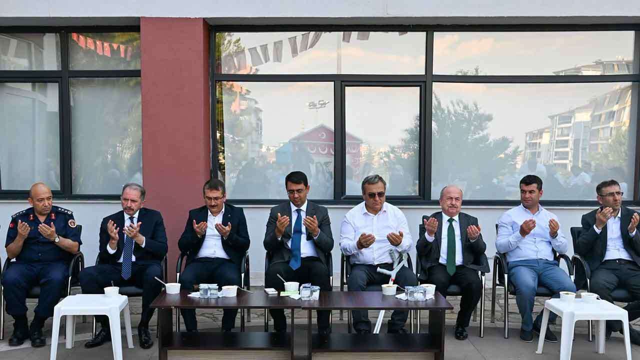 Uşak Valisi, Şehit Yakınları ve Gaziler İle Aşure Programında Bir Araya Geldi