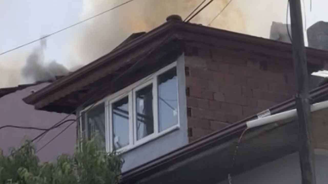 Uşak'ta Tek Katlı Ev Yanarak Kullanılamaz Hale Geldi