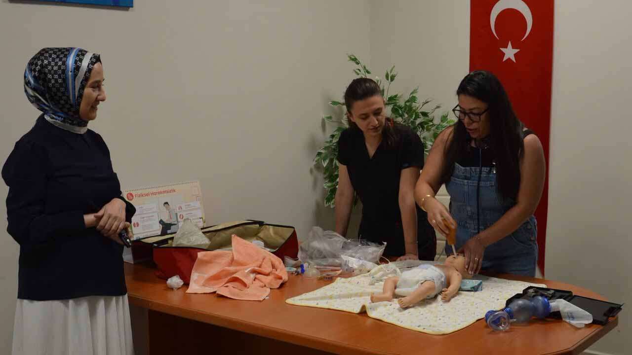 Sağlık Çalışanlarına Yenidoğan Bakımı Eğitimi Verildi
