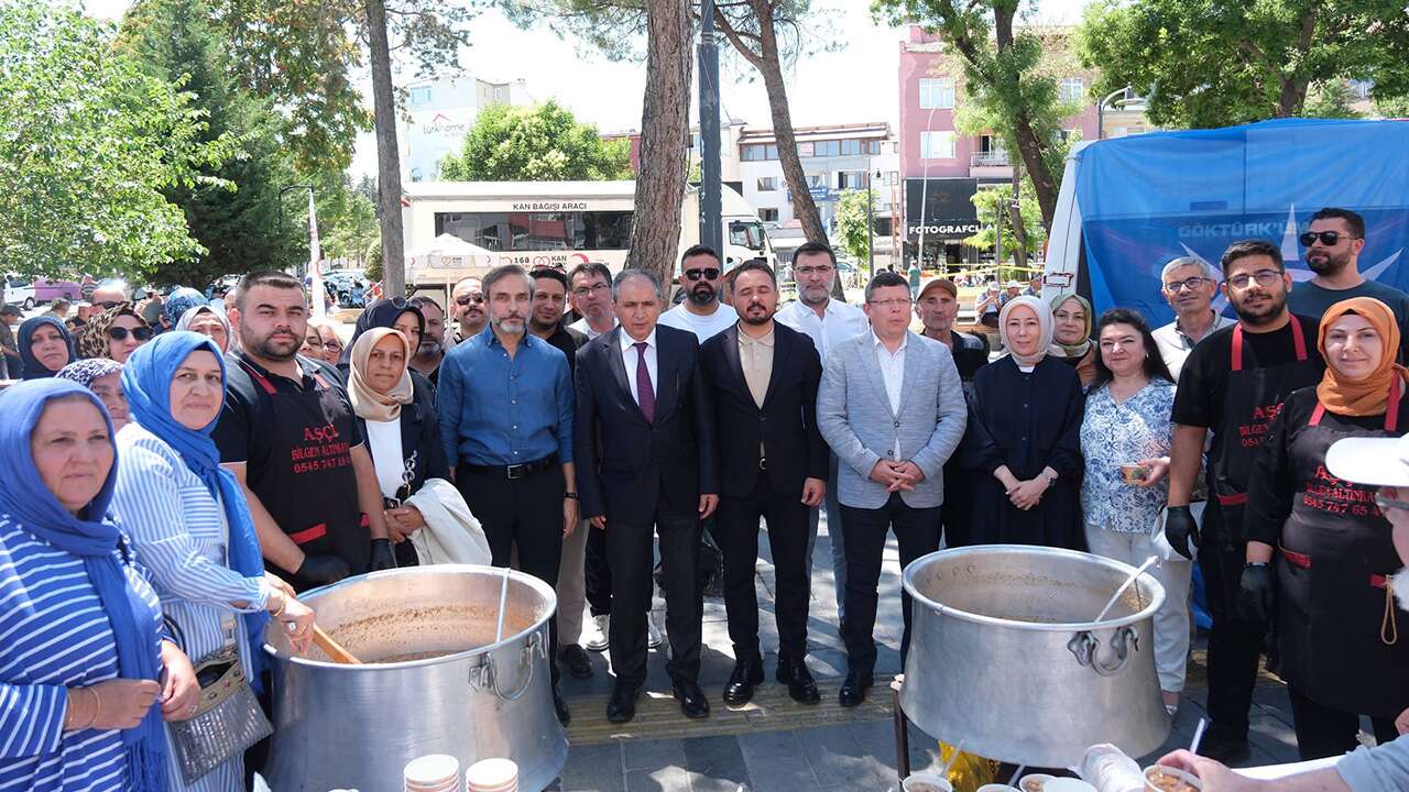 AK Parti Uşak Teşkilatı, İsmetpaşa Caddesi’nde Vatandaşlara Aşure İkramında Bulundu