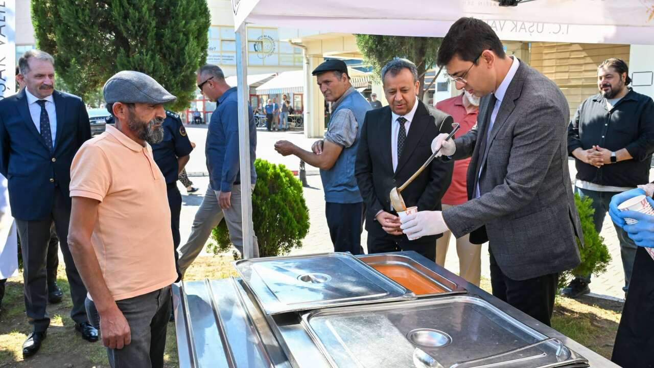 Uşak'ta Hastane Bahçesinde Çorba İkramı Başladı