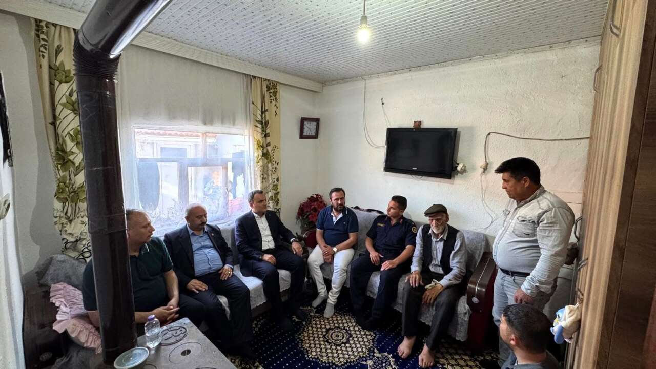 Banaz Kaymakamlığından Evi Yanan Aileye Destek