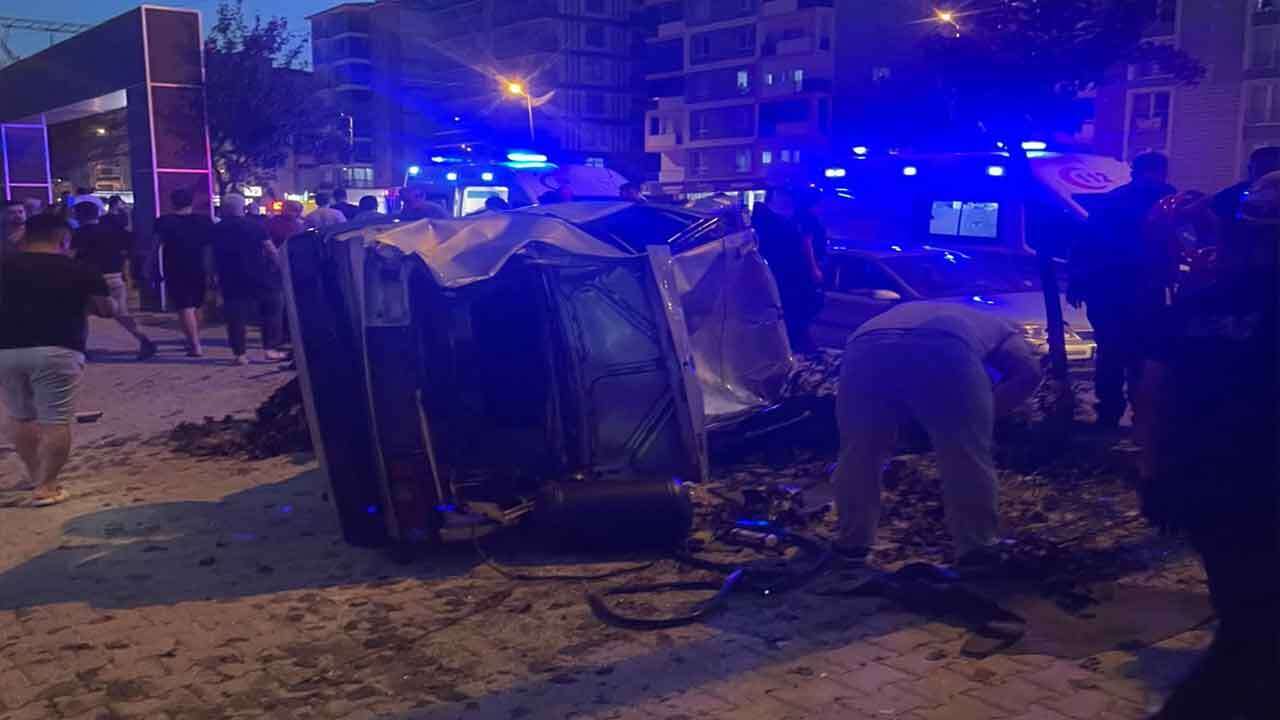Uşak'ta Otomobil Yayalara Çarptı 1’i Ağır 3 Yaralı