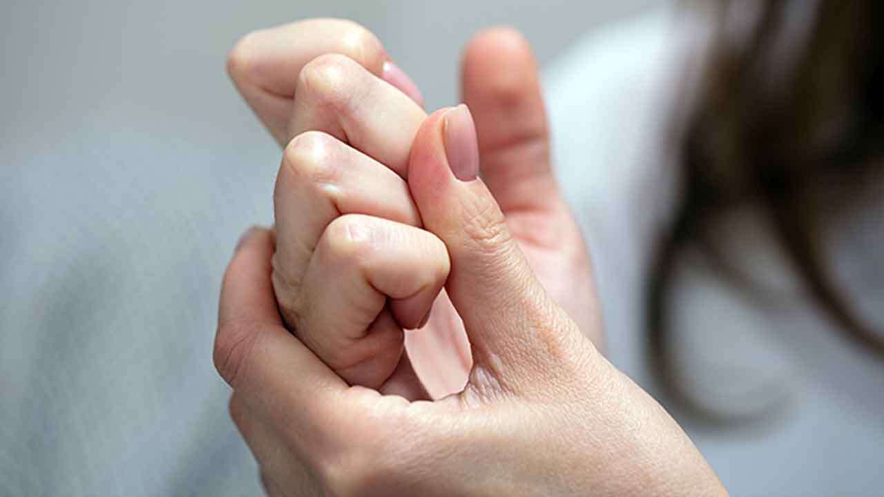 Bir Elini 60 Yıl Boyunca Çıtlattı Deneyin Sonucu Şaşırttı Parmak Çıtlatmak Zararlı mı?