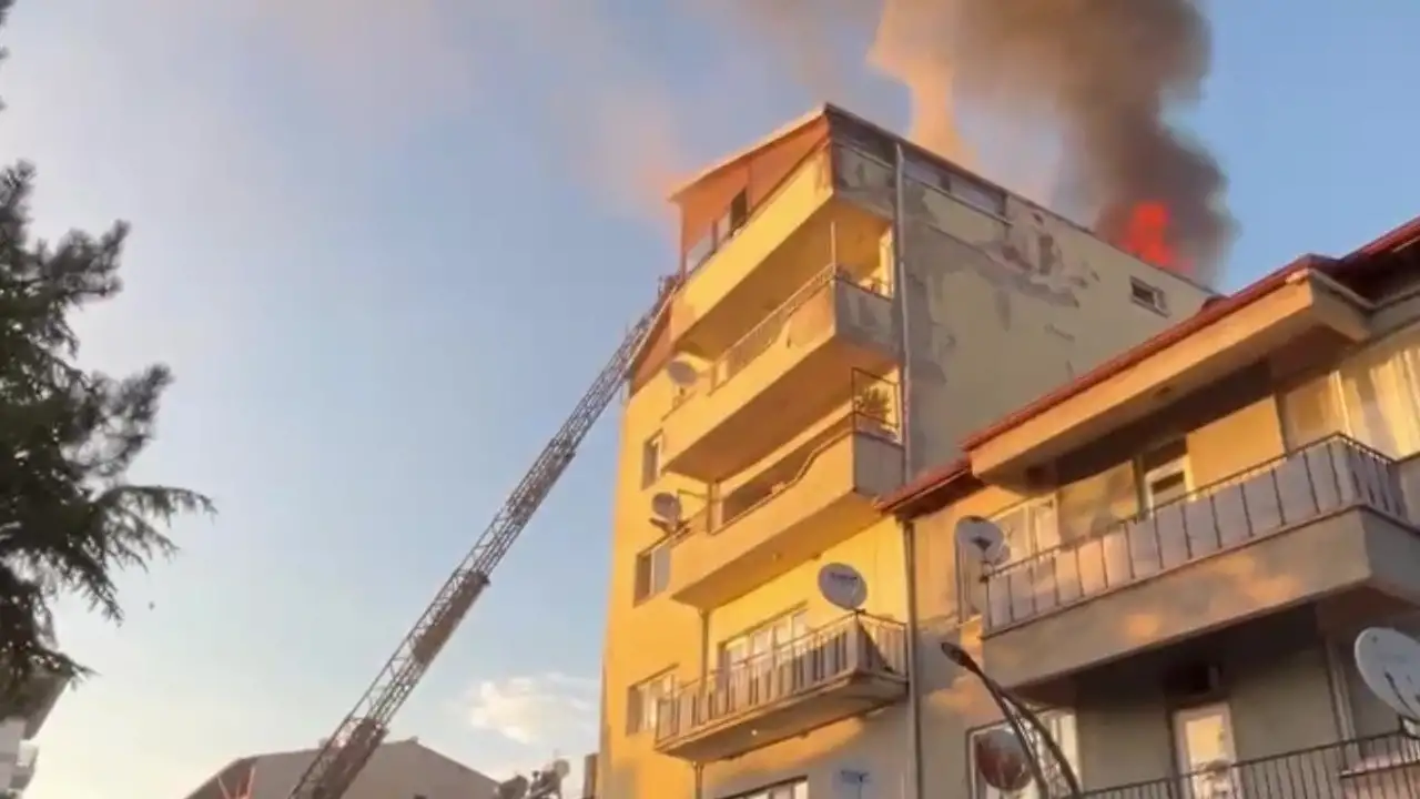 Banaz’da 6 Katlı Apartmanın Çatısı Alevlere Teslim Oldu