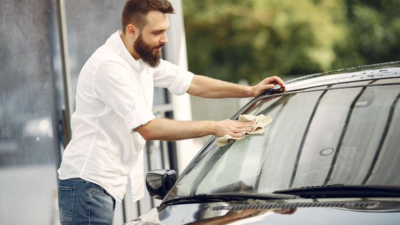 Evde Hazırlanıyor Araç Camını Pırıl Pırıl Yapıyor