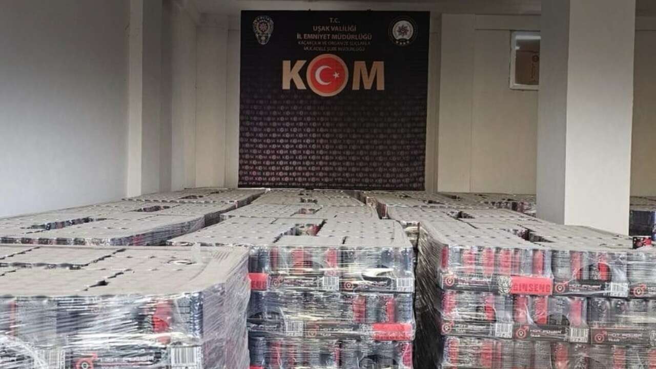 Uşak Polisi Harekete Geçti İki Adresten Binlerce Kaçak Ürün Çıktı