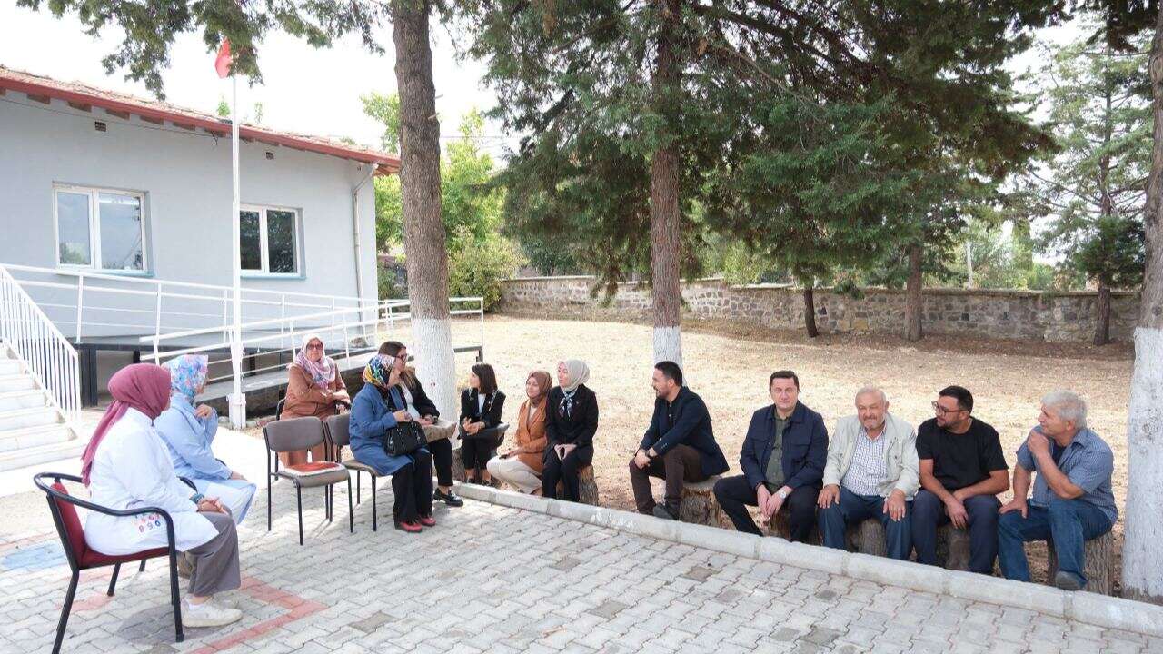 AK Parti Uşak Teşkilatından Mesudiye’de Okul Ziyareti