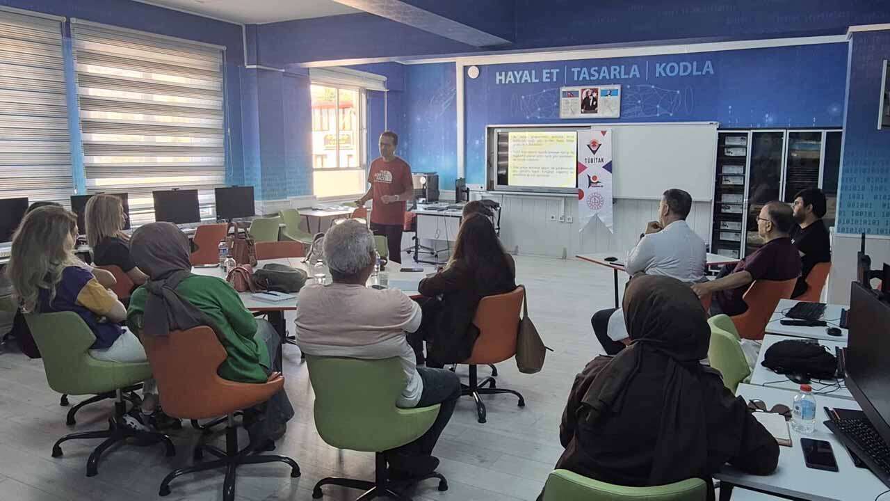Uşak’ta Öğretmenlerin Proje Yetkinliği Güçlendiriliyor