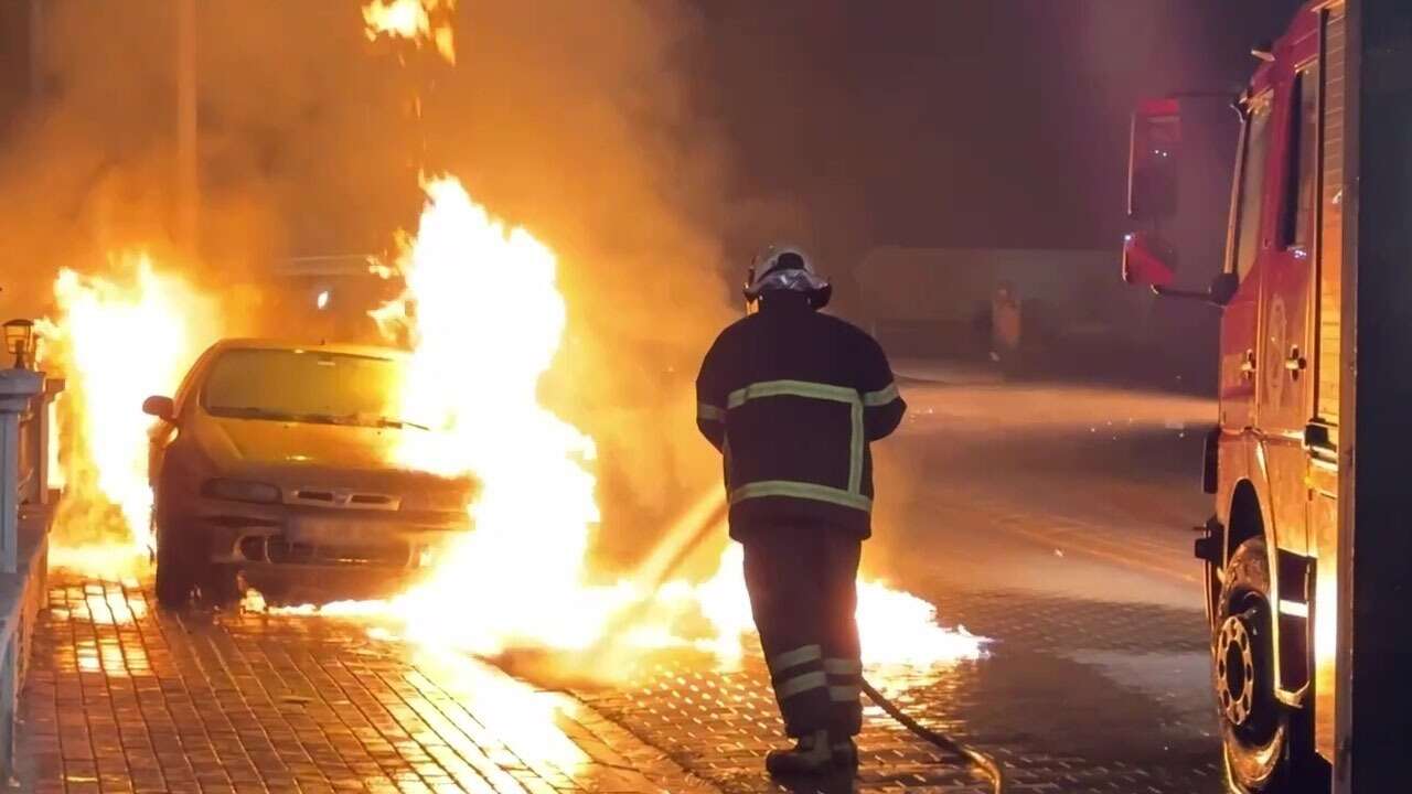 Uşak’ta Sokak Ortasında Otomobil Yangını
