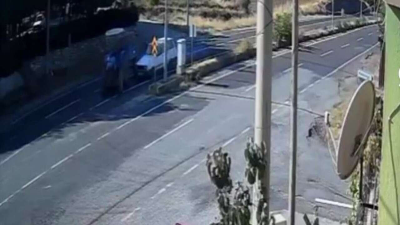 Uşak’ta Otomobil Traktöre Arkadan Çarptı