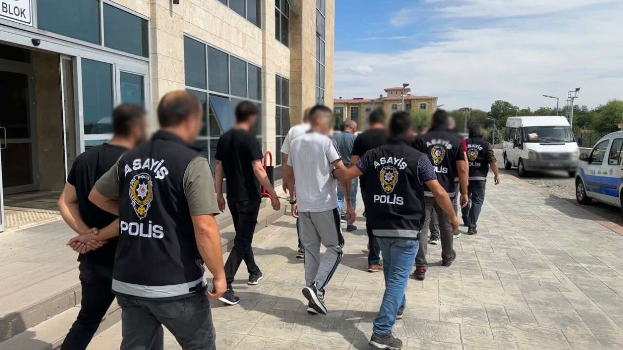 Uşak Polisi Onlarca Aranan Şahsı Yakaladı