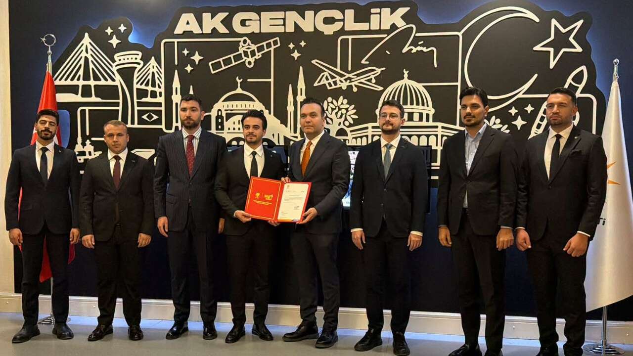 AK Parti Uşak Gençlik Kolları’nda Bayrak Değişimi