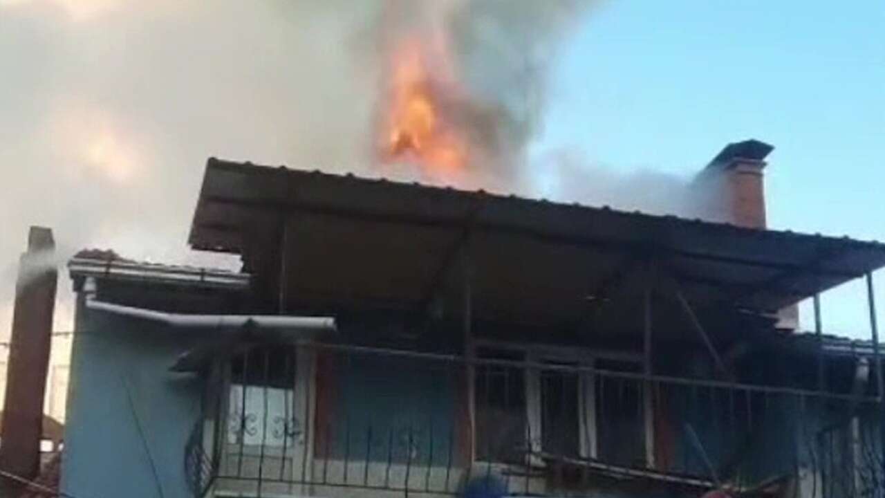 Uşak’ta Alevler Bir Anda Çatıyı Sardı İtfaiye Harekete Geçti