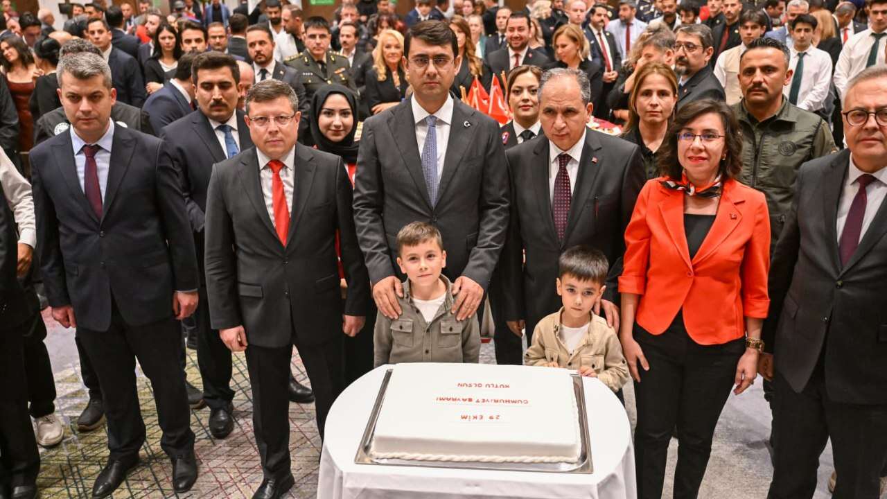 103 Yıllık Cumhuriyet Gururu! Uşak'ta Anlamlı Gece