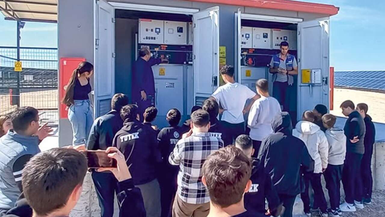Uşak'ta Yeşil Enerji Hamlesi! Öğrenciler Dev Tesisleri Gezdi