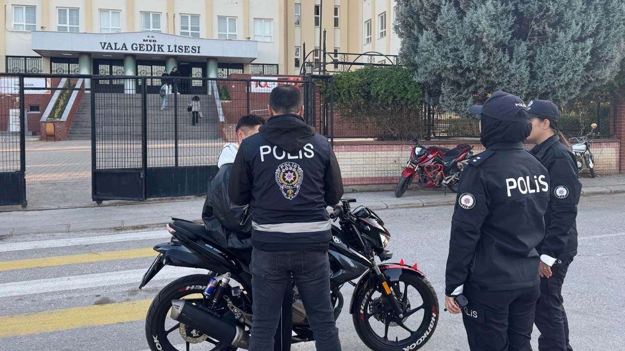 Uşak’ta Emniyeti Okul Çevrelerini Denetledi