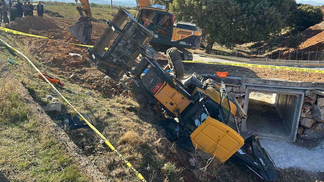 Uşak'ta kepçe devrildi: Sürücüsü feci şekilde can verdi