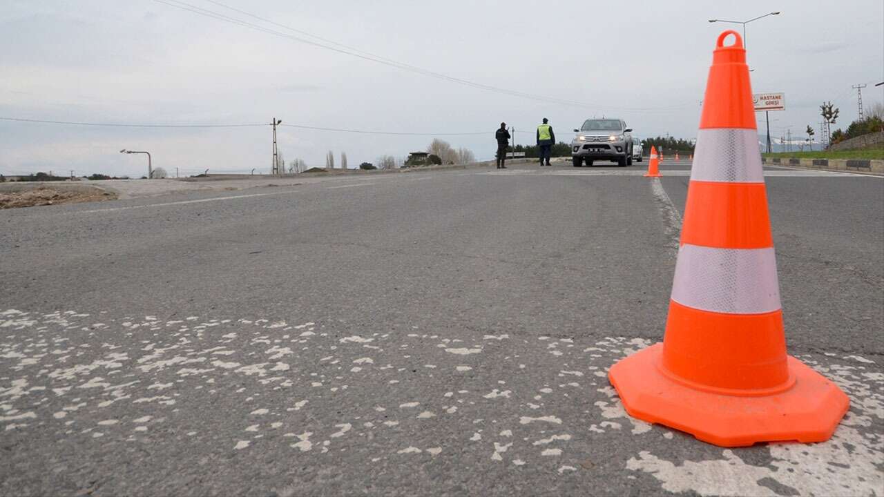 Uşak'ta motosiklet şarampole devrildi: Sürücüsü yaralandı