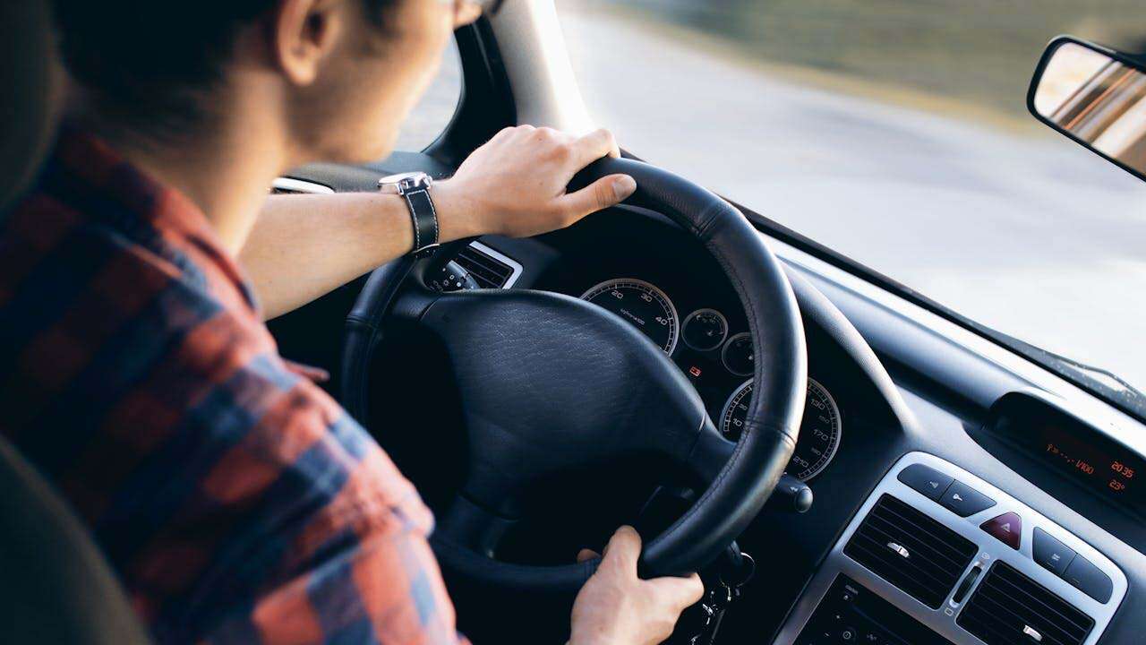 Otomobil Fiyatları Uçacak Mı? Emre Özpeynirci Sosyal Medyayı Sarsan İddialara Yanıt