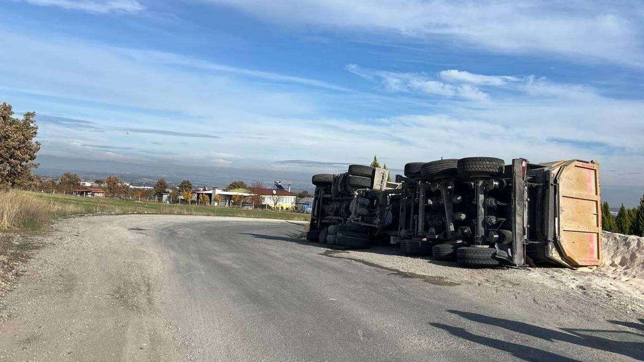 Uşak'ta tır devrildi: Sürücüsü yaralandı