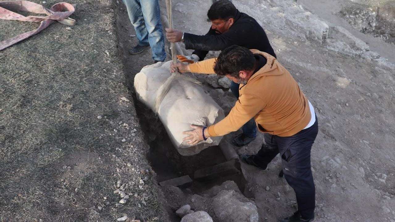 Uşak'ta 1800 Yıllık Mermer Heykel Gün Yüzüne Çıktı
