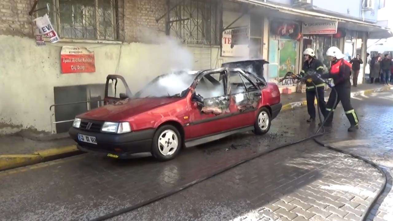 Uşak’ta park edilen araç alev alev yandı