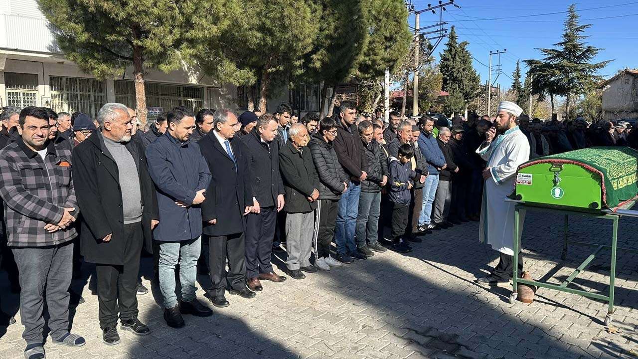 Uşak’ta 3 Yayanın Öldüğü Kaza Köyü Yasa Boğdu, Mehmet Karaman Defnedildi