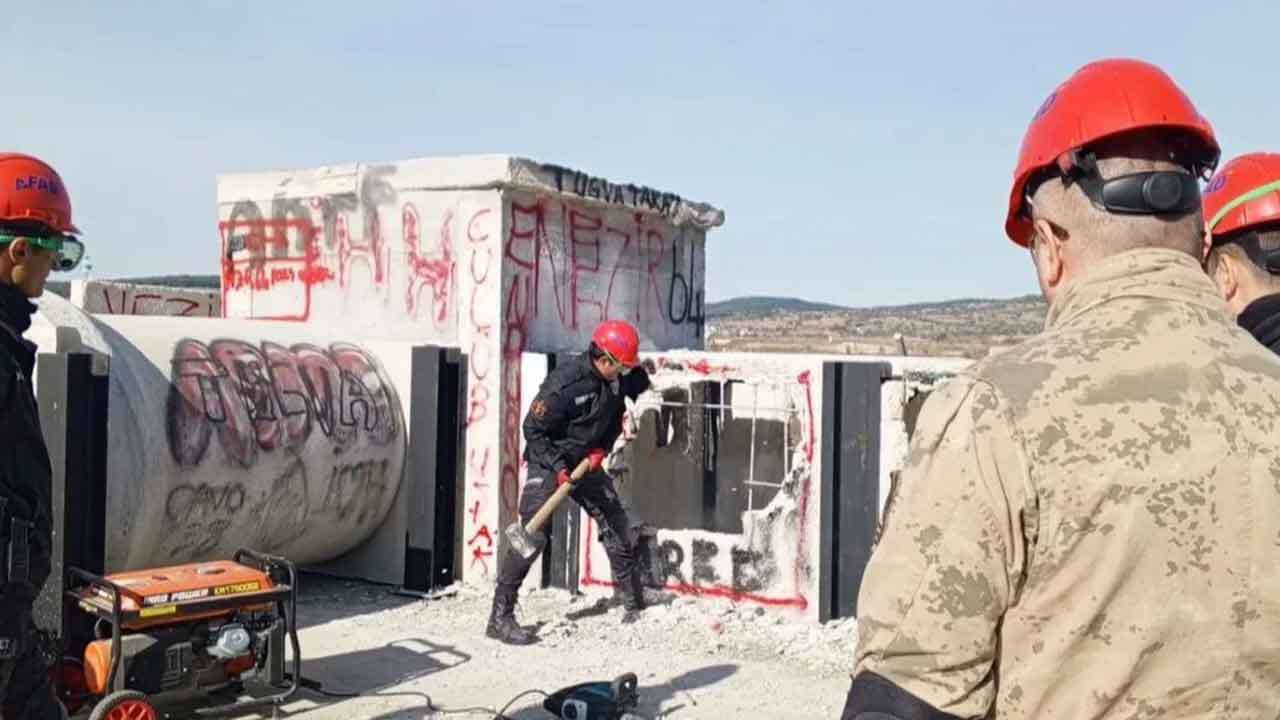 Uşak’ta Jandarma ve Emniyete Enkaz Arama Kurtarma Eğitimi