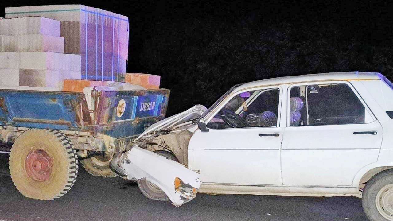 Uşak’ta otomobil traktör römorkuna çarptı, 3 yaralı