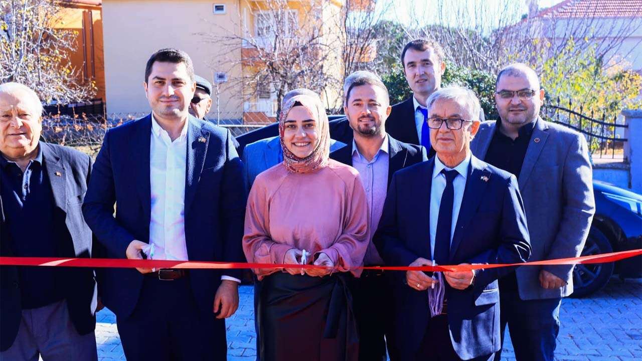 Karahallı’da Yeni Sosyal Mekân Şah-Mat Kitap Kafe Hizmete Açıldı