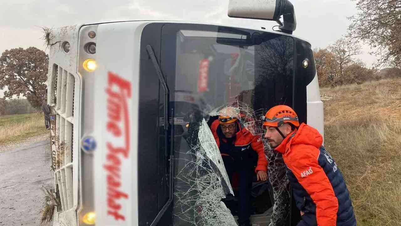 Uşak'ta yolcu otobüsü devrildi: 5 yaralı