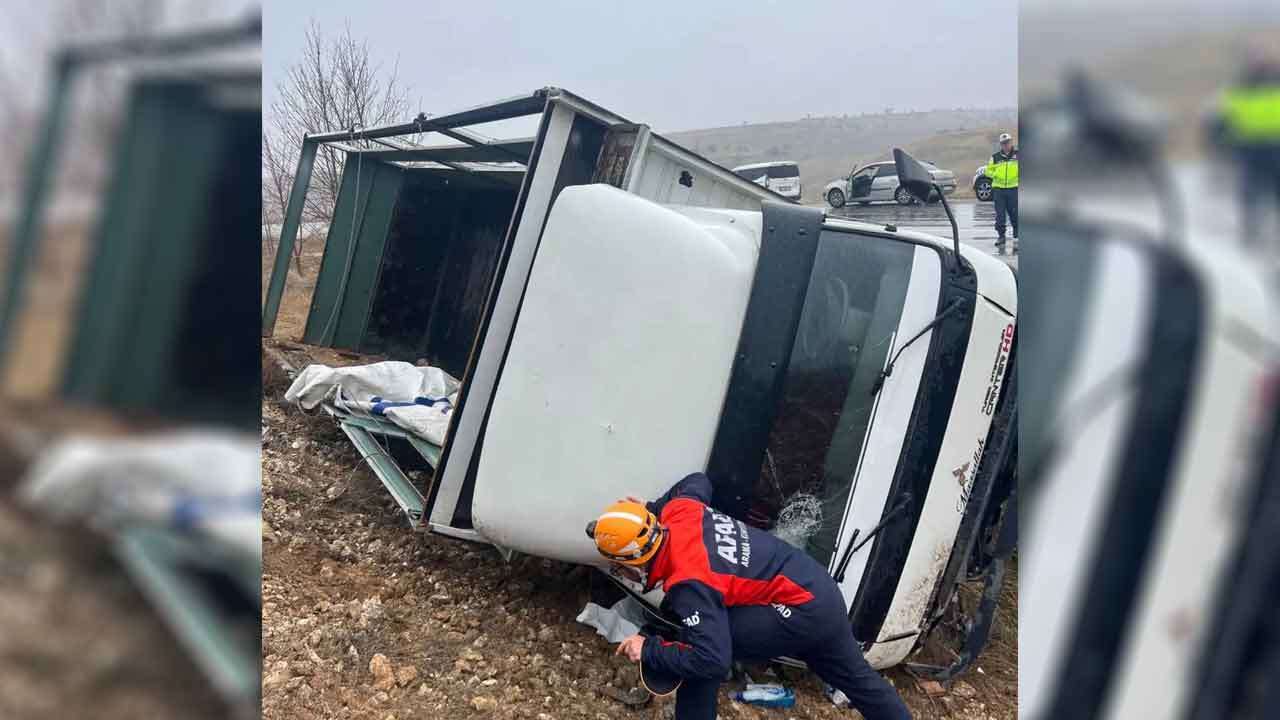 Uşak'ta kamyonet devrildi: Sürücüsü yaralandı