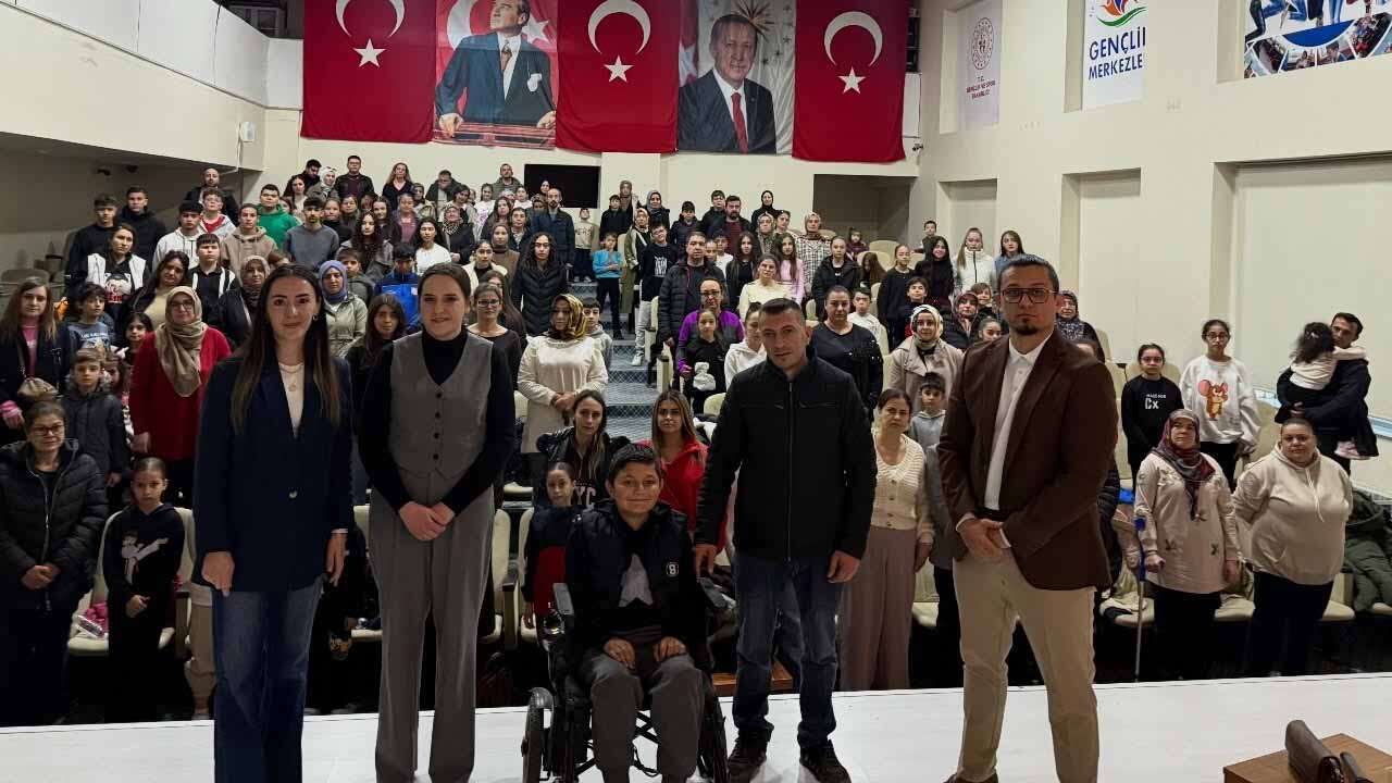 Uşak Karate Özlem Spor Kulübü'nden Farkındalık Semineri: Çocuklarımıza Ne Yüklüyoruz?