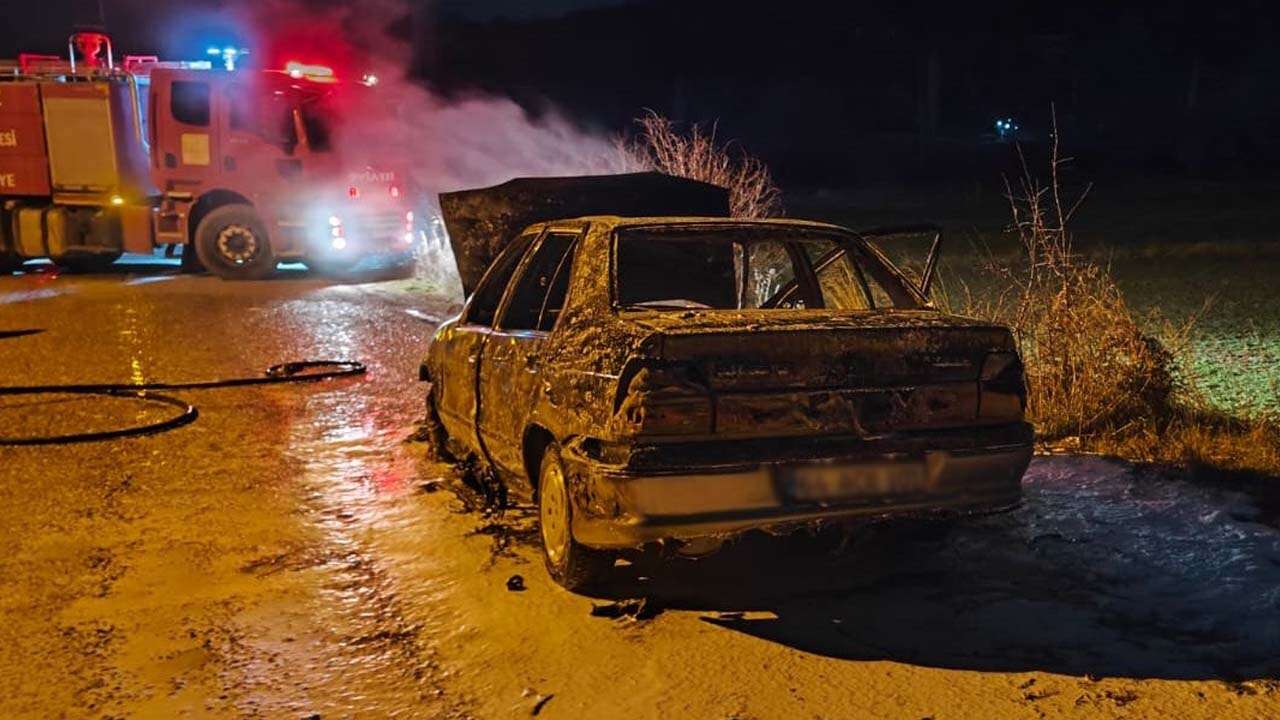 Uşak’ta seyir halindeki otomobil alev alev yandı