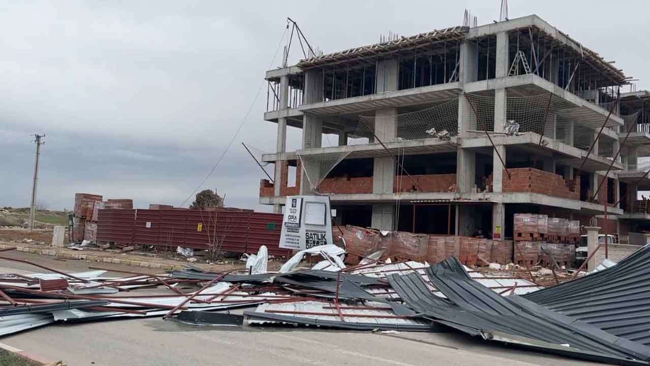 Uşak şiddetli fırtınaya teslim oldu