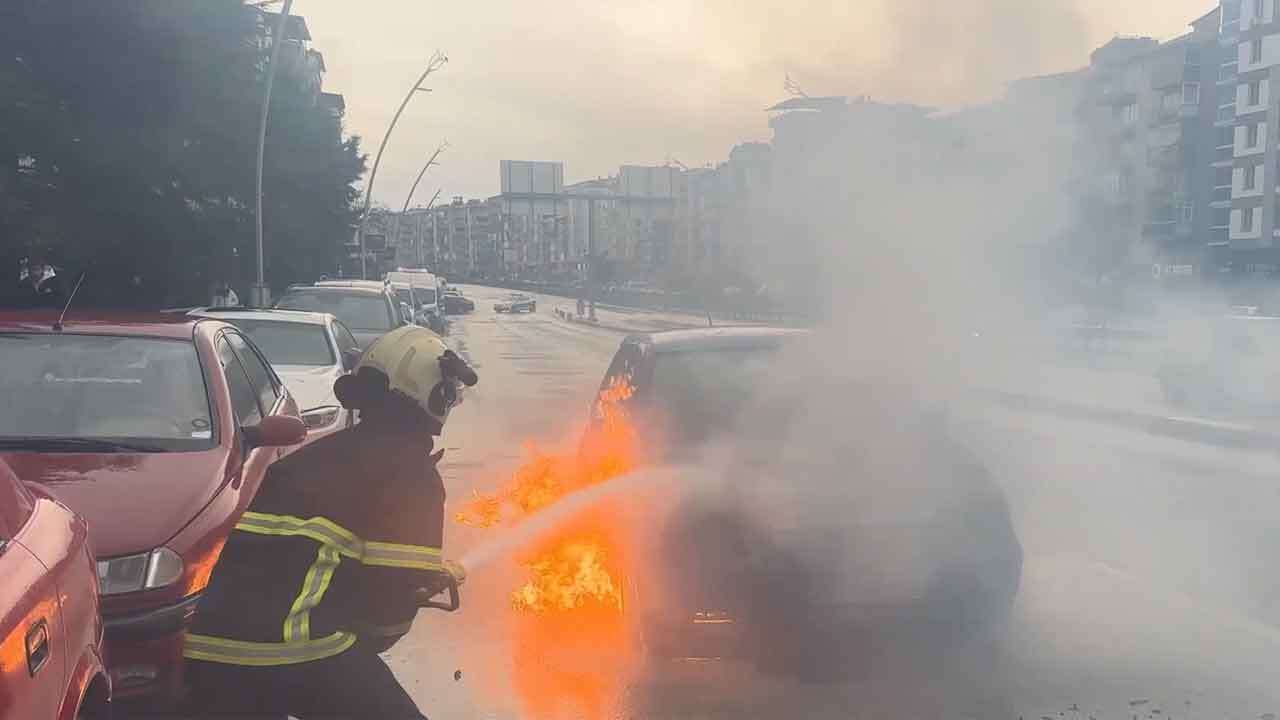 Uşak'ta seyir halindeki otomobil alevler içerisinde kaldı