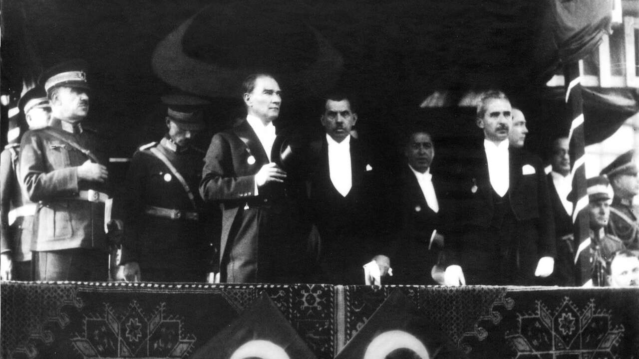 102 Yıldır Coşkuyla Kutlanıyor: 29 Ekim 1923’te Ne Oldu? Cumhuriyet Bayramı Neden Önemli?